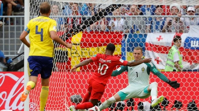 Penyerang Inggris, Raheem Sterling (tengah), mencoba melewati hadangan penjaga gawang Swedia, Robin Olsen, dalam babak perempat final Piala Dunia 2018 di Cosmos Arena, Sabtu (7/7). [Anadolu/Sefa Karacan]