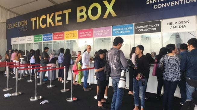 Antrean di lokasi penukaran tiket Konser Celine Dion. (Sumarni/Suara.com)