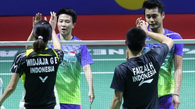 Pasangan ganda campuran Indonesia, Tontowi Ahmad/Liliyana Natsir melaju ke final Indonesia Open 2018. Owi/Butet—sapaan akrab Tontowi/Liliyana—mengalahkan juniornya, Hafiz Faizal/Gloria Emanuelle Widjaja, di babak semifinal, Sabtu (7/7). [Humas PBSI]