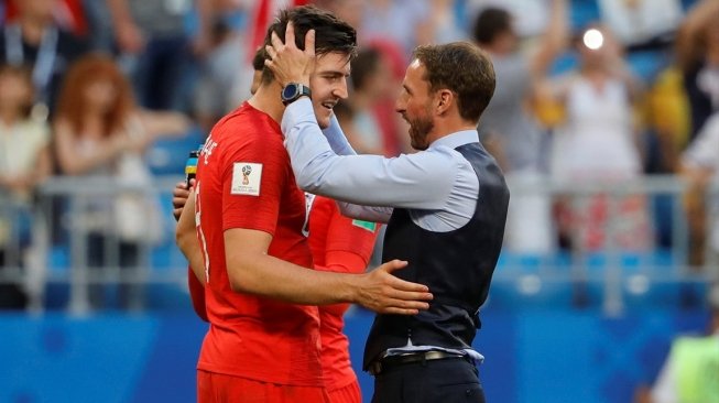 Manajer Timnas Inggris, Gareth Southgate (kanan), merayakan kemenangan atas Swedia, 2-0, di babak perempat final Piala Dunia 2018 bersama bek Harry Maguire di Cosmos Arena, Sabtu (7/7). [Anadolu/Sefa Karacan]