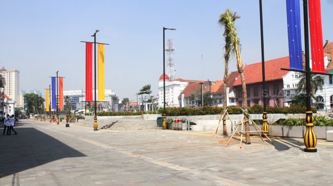 Suasana saat sebagian warga tampak beraktivitas di jalur pedestrian Kali Besar Kota Tua, Jakarta, Sabtu (7/7/2018). [Suara.com/Oke Atmaja]