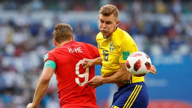Bek Swedia, Emil Krafth (kanan), berduel udara dengan kapten Inggris, Harry Kane, dalam laga yang berakhir 2-0 untuk Inggris di babak perempat final Piala Dunia 2018 di Cosmos Arena, Sabtu (7/7). [Anadolu/Sefa Karacan]