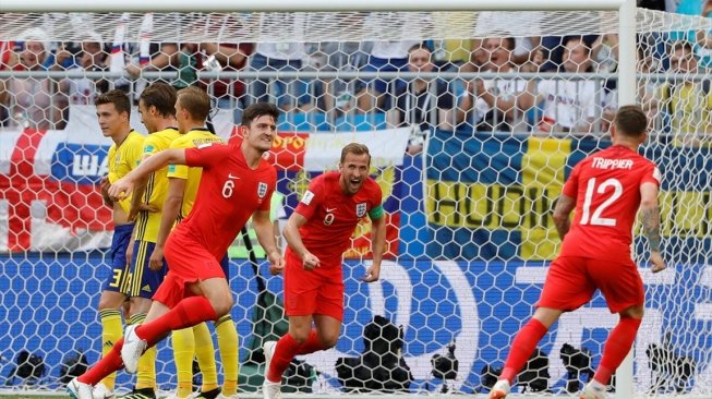 Bek Harry Maguiere (tengah) mencetak gol pembuka Inggris ke Swedia dalam laga yang berakhir 2-0 di babak perempat final Piala Dunia 2018 di Cosmos Arena, Sabtu (7/7). [Anadolu/Sefa Karacan]