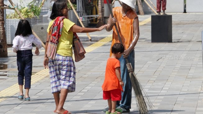 Suasana saat sebagian warga tampak beraktivitas di jalur pedestrian Kali Besar Kota Tua, Jakarta, Sabtu (7/7/2018). [Suara.com/Oke Atmaja]