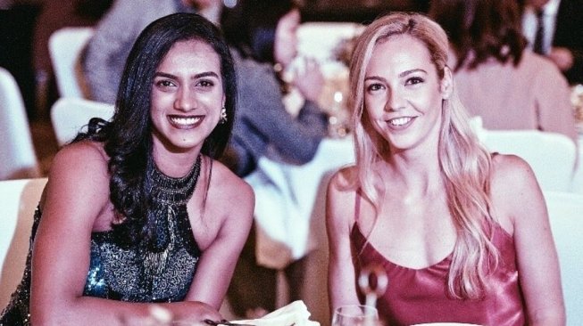 Gabrielle Adcock (kanan) bersama Pursla V. Shindu [Instagram @worldbadmintonnews]