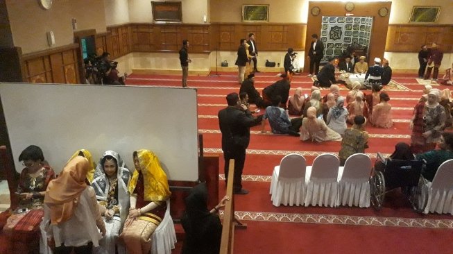 Chiquita Meidy dan Indra Adhitya saat menjalani akad nikah di Masjid Hotel Bidarakara, Jakarta Selatan, Minggu (8/7/2018) [Suara.com/Ismail]