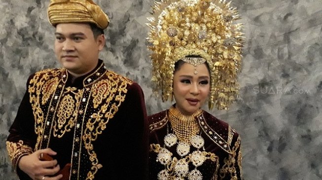 Indra Adhitya - Chiquita Meidy saat resepsi pernikahan. [suara.com/Ismail]