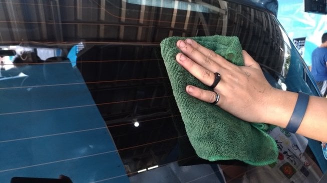 Tips membersihkan jamur dari kaca mobil. [Suara.com/Manuel Jeghesta]