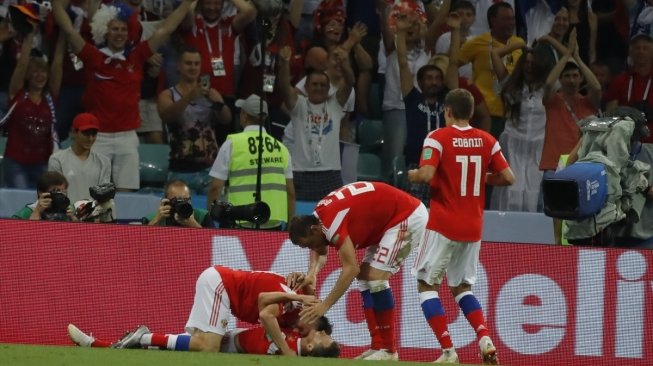 Para pemain Rusia merayakan gol Denis Cheryshev ke gawang Kroasia. (Anadolu Agency)
