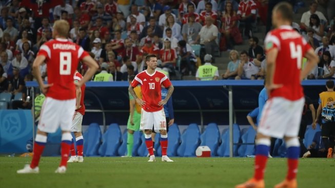 Reaksi para pemain Rusia setelah gawang mereka dibobol oleh Kroasia. (Anadolu Agency) 