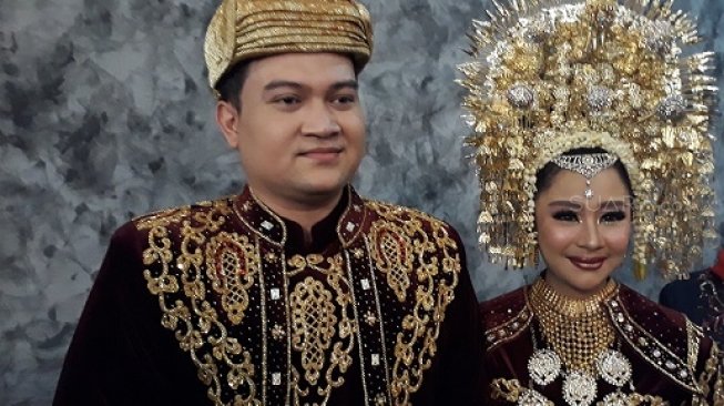 Indra Adhitya - Chiquita Meidy saat resepsi pernikahan. [suara.com/Ismail]