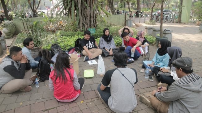 Komunitas Film Pendek Jakarta (KFPJ) saat melakukan aktivitas outdoor di taman,rekreasi sekaligus menelurkan karya. (Foto: Dok.  KFPJ)