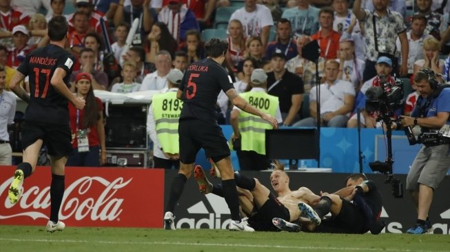 Para pemain Kroasia merayakan gol Domagoj Vida ke gawang Rusia di perpanjangan waktu. (Anadolu Agency)