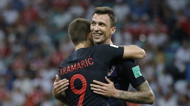 Pemain Kroasia Andrej Kramaric merayakan golnya ke gawang Rusia dengan Mario Mandzukic.  (Anadolu Agency)