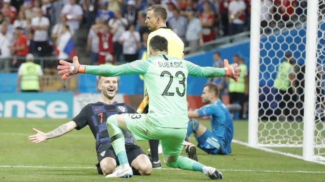 Pemain Kroasia Ivan Rakitic merayakan golnya dalam adu penalti dengan kiper Danijel Subasic. (Anadolu Agency)