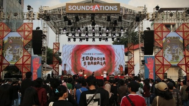 Tersedia panggung terbuka dalam Soundsations 100 Kota 1 Bahasa [Suara.com/Firsta Nodia].