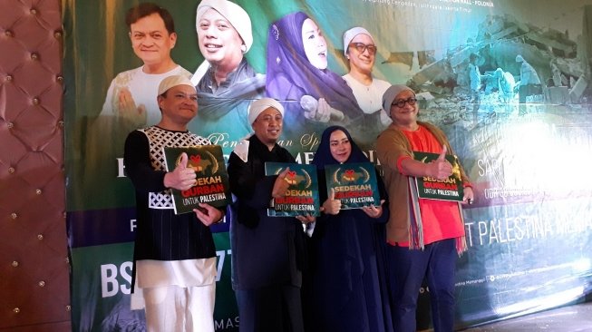 Opick bersdama Heidy Yunus, Melly Goeslaw dan Dik Doank dalam acara Sedekah Qurban untuk Palestina. (Ismail/Suara.com)