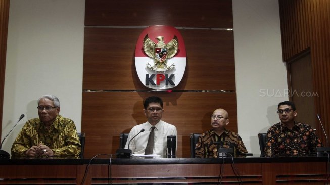 Wakil Ketua KPK, Laode M Syarif, bersama Ketua Pansel Hakim MK Dr Harjono serta anggota Achmad Santosa dan Zainal Arifin Mochtar, saat menggelar konferensi pers usai pertemuan di Gedung KPK, Jakarta Selatan, Senin (9/7/2018). [Suara.com/Muhaimin A Untung]