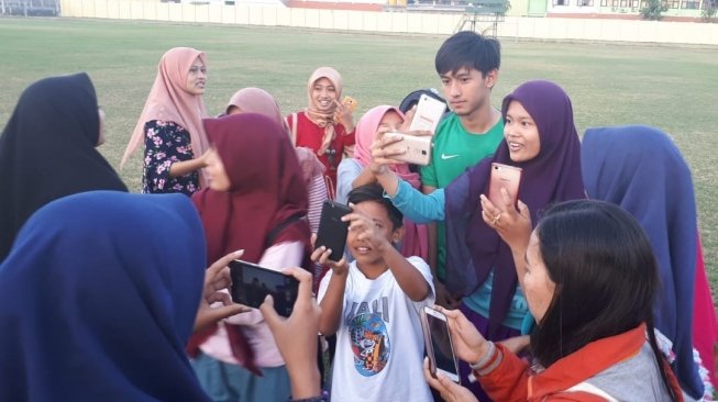 Fans Berebut Selfie dengan Para Pemain Timnas U-19