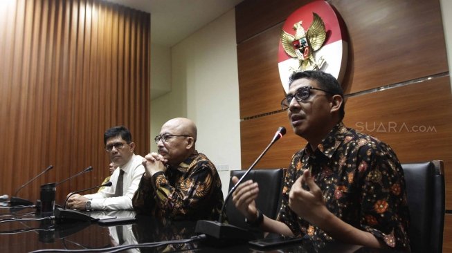 Wakil Ketua KPK, Laode M Syarif, bersama Ketua Pansel Hakim MK Dr Harjono serta anggota Achmad Santosa dan Zainal Arifin Mochtar, saat menggelar konferensi pers usai pertemuan di Gedung KPK, Jakarta Selatan, Senin (9/7/2018). [Suara.com/Muhaimin A Untung]