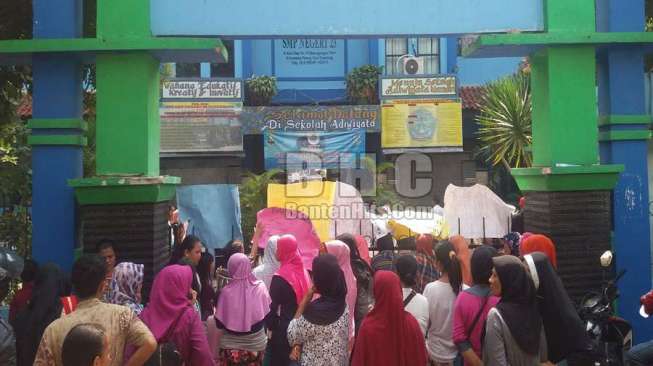 Kecewa Anak Tak Diterima Sekolah, Wali Murid Demo SMPN 23 Tangerang