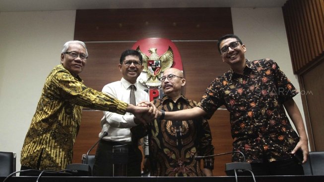 Wakil Ketua KPK, Laode M Syarif, bersama Ketua Pansel Hakim MK Dr Harjono serta anggota Achmad Santosa dan Zainal Arifin Mochtar, saat menggelar konferensi pers usai pertemuan di Gedung KPK, Jakarta Selatan, Senin (9/7/2018). [Suara.com/Muhaimin A Untung]