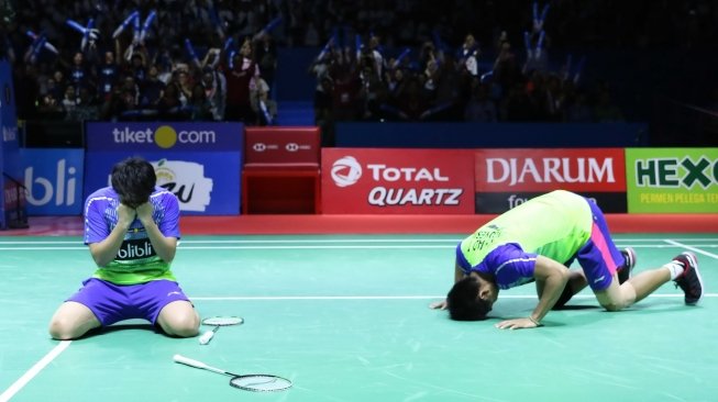 Pasangan ganda campuran Indonesia, Tontowi Ahmad/Liliyana Natsir, juara Indonesia Open 2018. Di final, Owi/Butet—sapaan akrab mereka—mengalahkan pasangan Malaysia, Chan Peng Soon/Goh Liu Ying (Malaysia), 21-17 dan 21-8, di Istora Senayan, Jakarta, Minggu (8/7). [Humas PBSI]