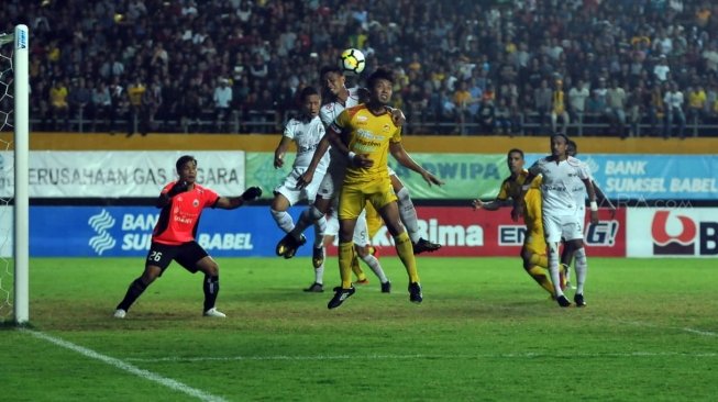 Suasana pertandingan Sriwijaya vs Persija di Stadion Gelora Sriwijaya Jakabaring (GSJ) Palembang, Selasa (10/7/2018) malam. Laga berakhir imbang 2-2. [Suara.com/Andhiko Tungga Alam]