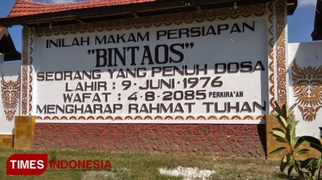 Papan nama disekitar lokasi batu nisan raksasa. (FOTO: Dicko W/TIMES Indonesia [timesindonesia.co.id]