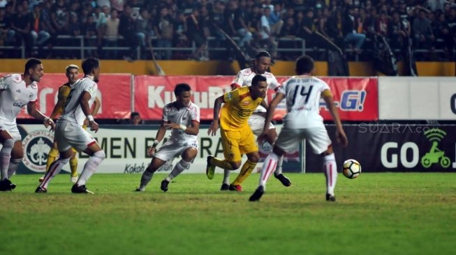 Suasana pertandingan Sriwijaya vs Persija di Stadion Gelora Sriwijaya Jakabaring (GSJ) Palembang, Selasa (10/7/2018) malam. Laga berakhir imbang 2-2. [Suara.com/Andhiko Tungga Alam]
