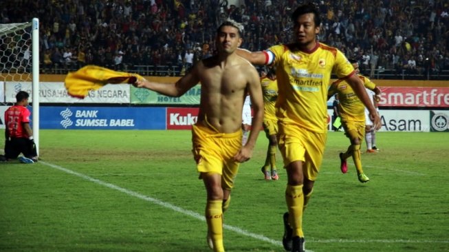 Gelandang Sriwijaya FC, Esteban Vizcara (kedua dari kiri), merayakan golnya ke gawang Persija Jakarta dalam laga yang berakhir imbang 2-2 di Stadion Gelora Sriwijaya Jakabaring (GSJ) Palembang, Selasa (10/7/2018) malam. [Suara.com/Andhiko Tungga Alam]