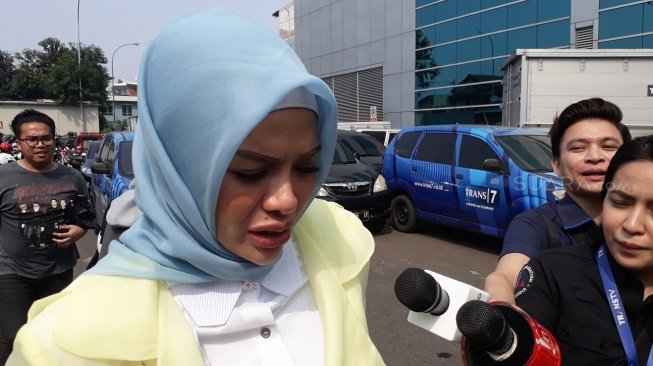 Nikita Mirzani Berhijab, Artis Ramai Berikan Selamat