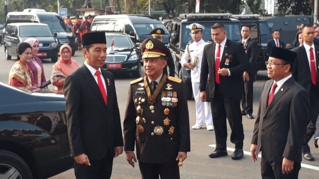 Jokowi Disambut Kapolri di Acara HUT - 72 Bhayangkara di Istora