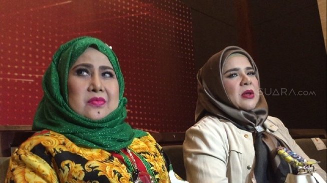 Elvy Sukaesih didampingi putrinya, Fitria Sukaesih [Suara.com/Sumarni]