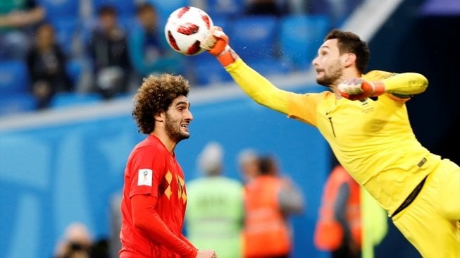 Aksi kiper Prancis Hugo Lloris menghalau bola dari ancaman pemain Belgia Marouane Fellaini. (Anadolu Agency) 