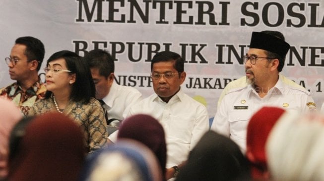 Menteri Sosial (Mensos) Idrus Marham menyalami warga saat mengecek langsung dan bertemu dengan peserta Program Keluarga Harapan (PKH) yang diduga menjadi korban penyimpangan dana Bantuan Sosial (Bansos), di Gelanggang Olahraga Sunter, Jakarta Utara, Rabu (11/7/2018). [Suara.com/Oke Atmaja]