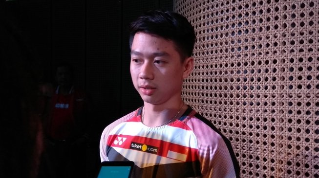 Kevin Sanjaya / Kevin Sanjaya auctions off valuable racket to help