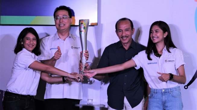 Dian Paramita Sastrowardoyo (Dian Sastro) dan Mikha Tambayong ketika hadir dalam acara rilis pembawaan obor Asian Games 2018, di Hotel Atlet Century, Jakarta, Rabu (11/7/2018). [Suara.com/Muhaimin A Untung]