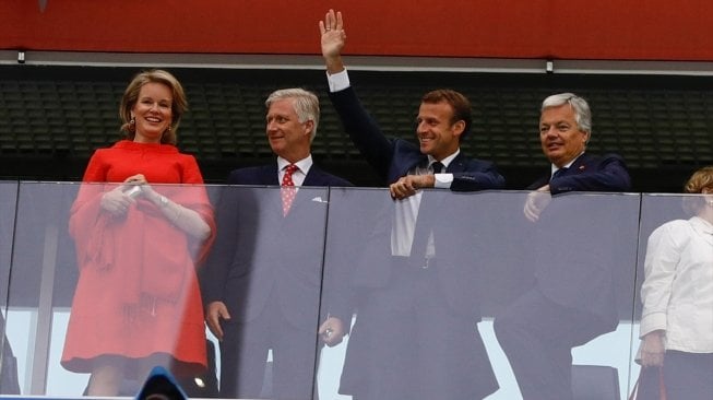 Raja Belgia Philippe dan Presiden Prancis Emmanuel Macron hadir di Saint Petersburg Stadium memberikan dukungan kepada timnya masing masing di semifinal Piala Dunia (Anadolu Agency) 