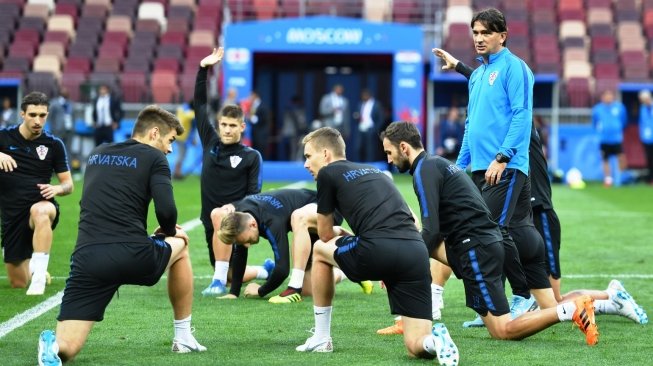 Pelatih timnas Kroasia, Zlatko Dalic, saat memimpin latihan timnya, jelang laga semifinal Piala Dunia 2018 melawan Inggris, yang akan digelar di Stadion Luzhniki, Moskow, Rabu (11/7/2018) ini. [YURI CORTEZ / AFP]