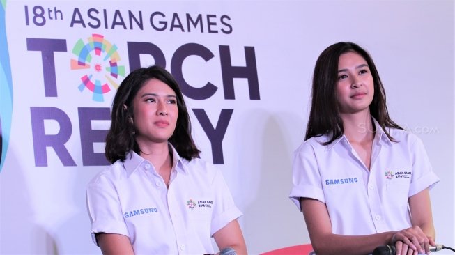 Dian Paramita Sastrowardoyo (Dian Sastro) dan Mikha Tambayong ketika hadir dalam acara rilis pembawaan obor Asian Games 2018, di Hotel Atlet Century, Jakarta, Rabu (11/7/2018). [Suara.com/Muhaimin A Untung]