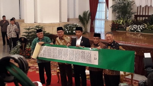 Jokowi Terima Alquran Raksasa dari Tokoh Konghucu Malaysia