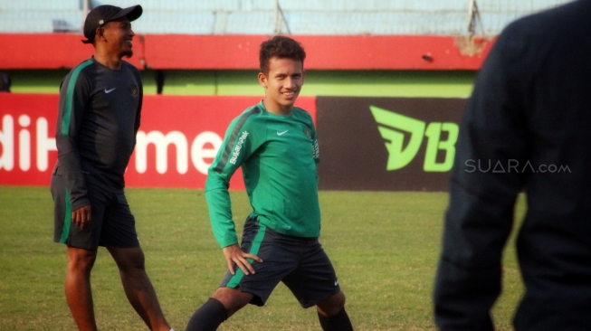 Pemain Timnas Indonesia U-19, Egy Maulana Vikri (tengah), menjalani latihan di Stadion Gelora Delta, Sidoarjo, Jawa Timur, Rabu (11/7/2018. [Suara.com/Dimas Angga P]