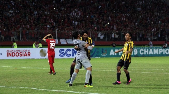 Para pemain Timnas Malaysia U-19 merayakan keberhasilan melaju ke final Piala AFF U-19 usai mengalahkan tuan rumah Indonesia dalam drama adu penalti di Stadion Gelora Delta, Sidoarjo, Jawa Timur, Kamis (12/7) malam. [Suara.com/Dimas Angga P]