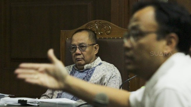 Deputi Aset Manajemen Kredit BPPN M Syahrial memberikan kesaksian saat sidang kasus korupsi pemberian Surat Keterangan Lunas (SKL) Bantuan Likuiditas Bank Indonesia (BLBI) di Pengadilan Tipikor, Jakarta Pusat, Kamis (12/7/2018). [Suara.com/Muhaimin A Untung]