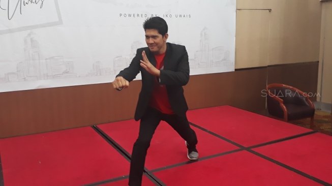 Iko Uwais unjuk gigi kemampuan pencak silat di sela-sela peresmian sekolah ilmu bela diri miliknya,  Thunder 11 Center of Martial Arts di Hotel Horison Ultima, Bekasi, Jawa Barat, Kamis (12/7/2018) [Suara.com/Ismail]