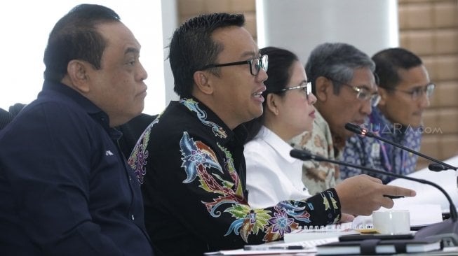 Ketua Kontingen Indonesia (CdM) untuk Asian Games 2018, Komjen Pol Syafruddin, bersama Menpora Imam Nahrawi dan Menko PMK Puan Maharani, serta pejabat lain, saat rapat persiapan pelaksanaan Asian Games 2018 di Jakarta, Kamis (12/7/2018). [Suara.com/Oke Atmaja]