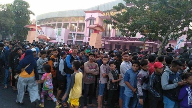 Suasana terkini antrean tiket yang sudah mengular sejak pagi tadi. (Suara.com/Dimas Angga P)