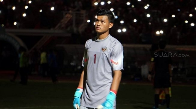 Penjaga gawang Timnas Indonesia U-19, Muhammad Riyandi, harus menunggu cukup lama untuk menghadapi drama adu penalti melawan Malaysia lantaran lampu stadion mati, Kamis (12/7) malam. [Suara.com/Dimas Angga P]