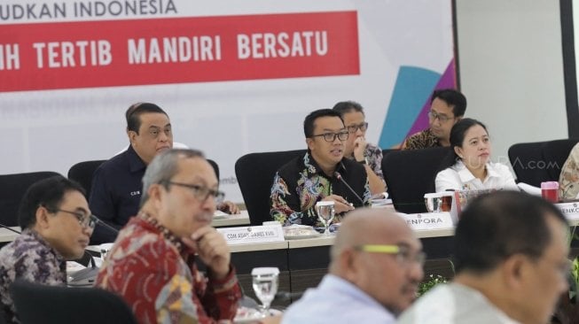 Ketua Kontingen Indonesia (CdM) untuk Asian Games 2018, Komjen Pol Syafruddin, bersama Menpora Imam Nahrawi dan Menko PMK Puan Maharani, serta pejabat lain, saat rapat persiapan pelaksanaan Asian Games 2018 di Jakarta, Kamis (12/7/2018). [Suara.com/Oke Atmaja]